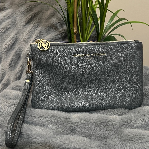 Adrienne Vittadini Gray Wristlet with Charger EUC Retail $28 - Picture 1 of 5